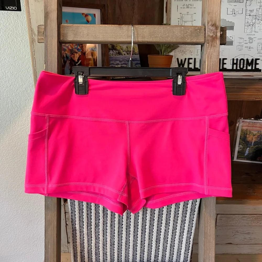 Feed Me Fight Me women’s dual pocket lifting shorts size large